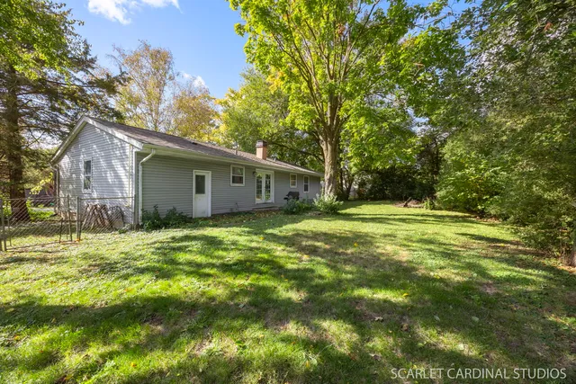 a view of a house with backyard and garden