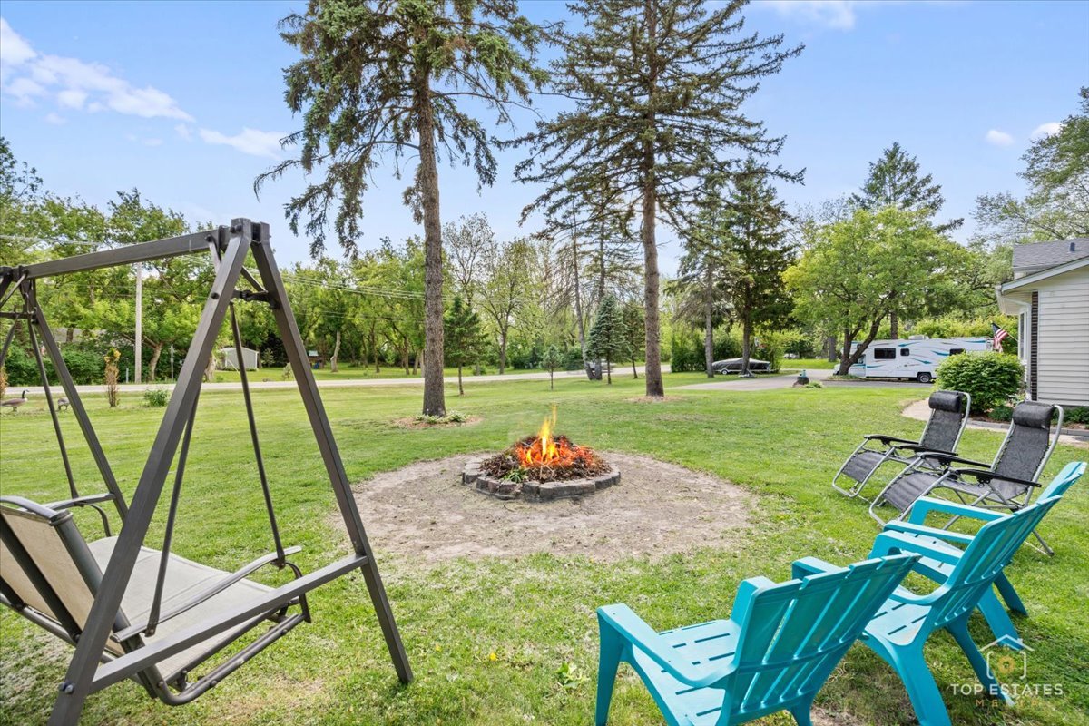 120-3 Three Oaks Road Cary, IL 60013 - Photo 26 of 28 a backyard of a house with table and chairs