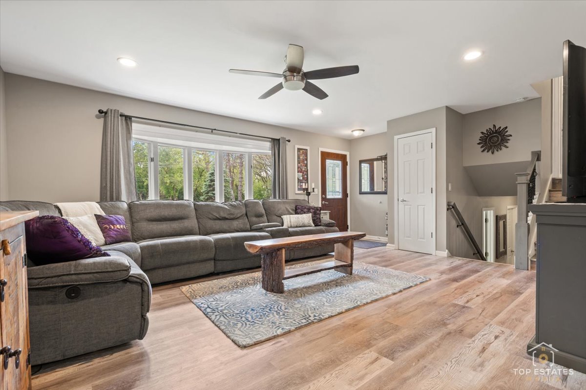 120-3 Three Oaks Road Cary, IL 60013 - Photo 9 of 28 a living room with furniture and a window