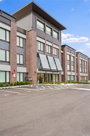 $1,525,800 | 218 Middle Neck Road, Unit 203, Great Neck, NY 11021