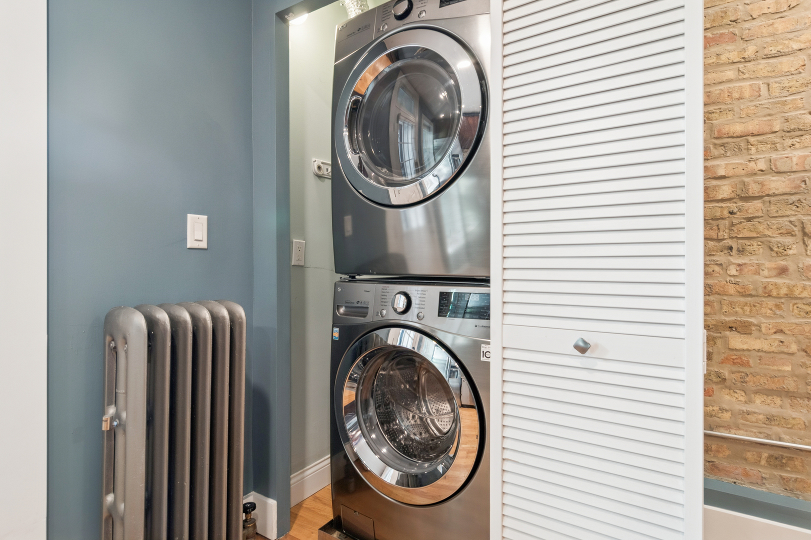 6232 North Broadway, Unit 2 Chicago, IL 60660 - Photo 4 of 23 a utility room with dryer and washer
