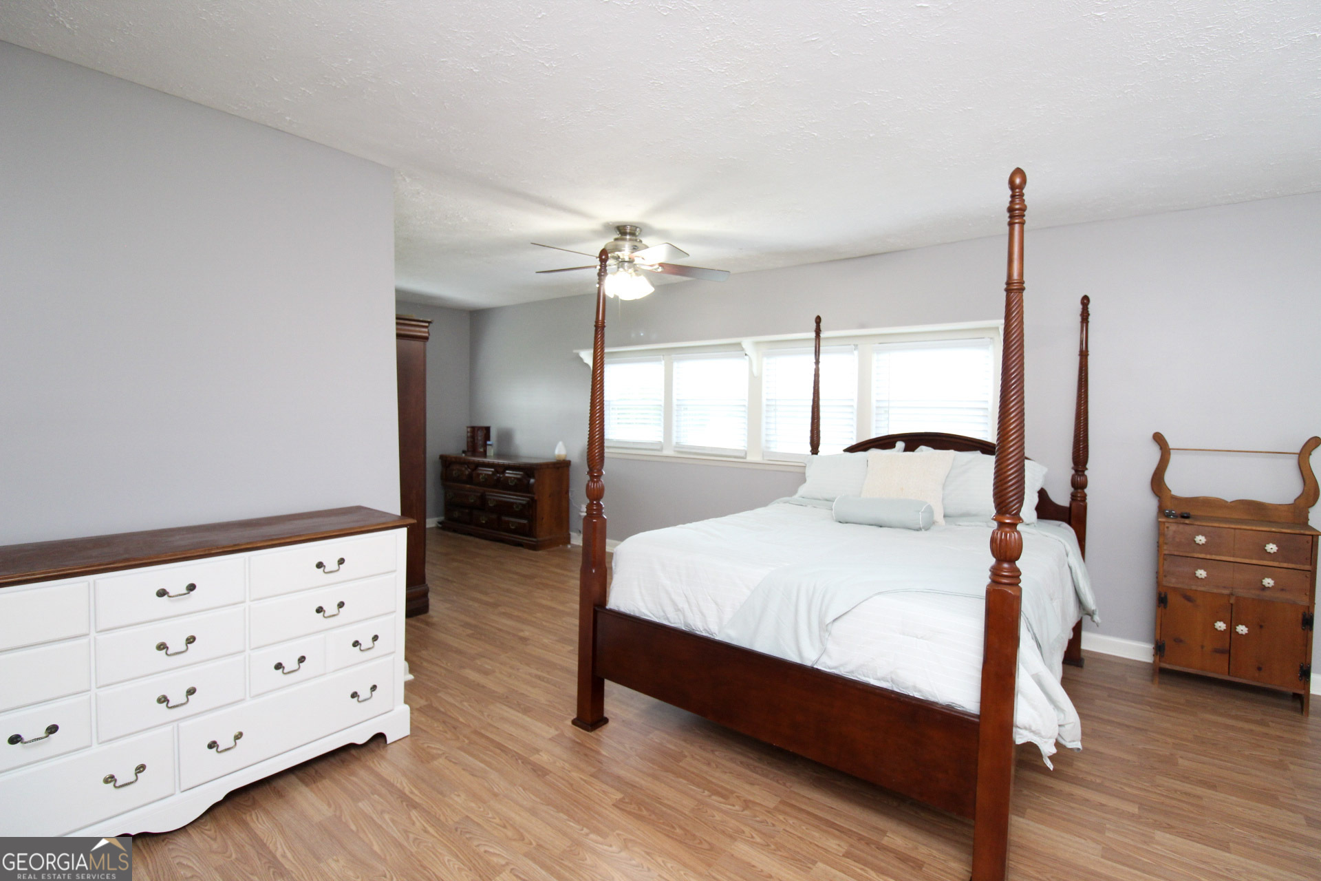 427 Pulaski High School Road Hawkinsville, GA 31036 - Photo 16 of 29 a bedroom with a bed and a dresser