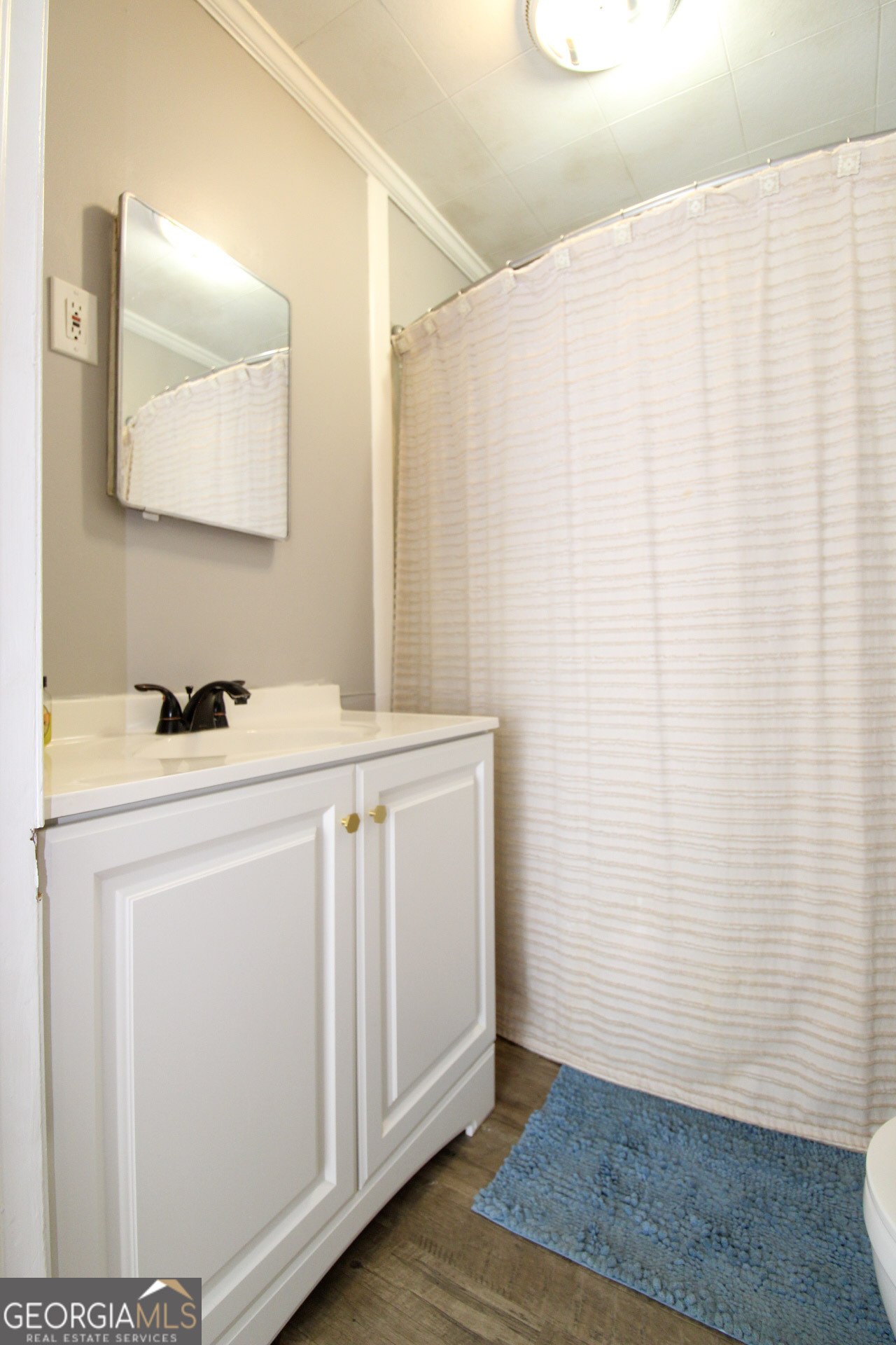 427 Pulaski High School Road Hawkinsville, GA 31036 - Photo 18 of 29 a utility room with a sink a mirror and cabinets