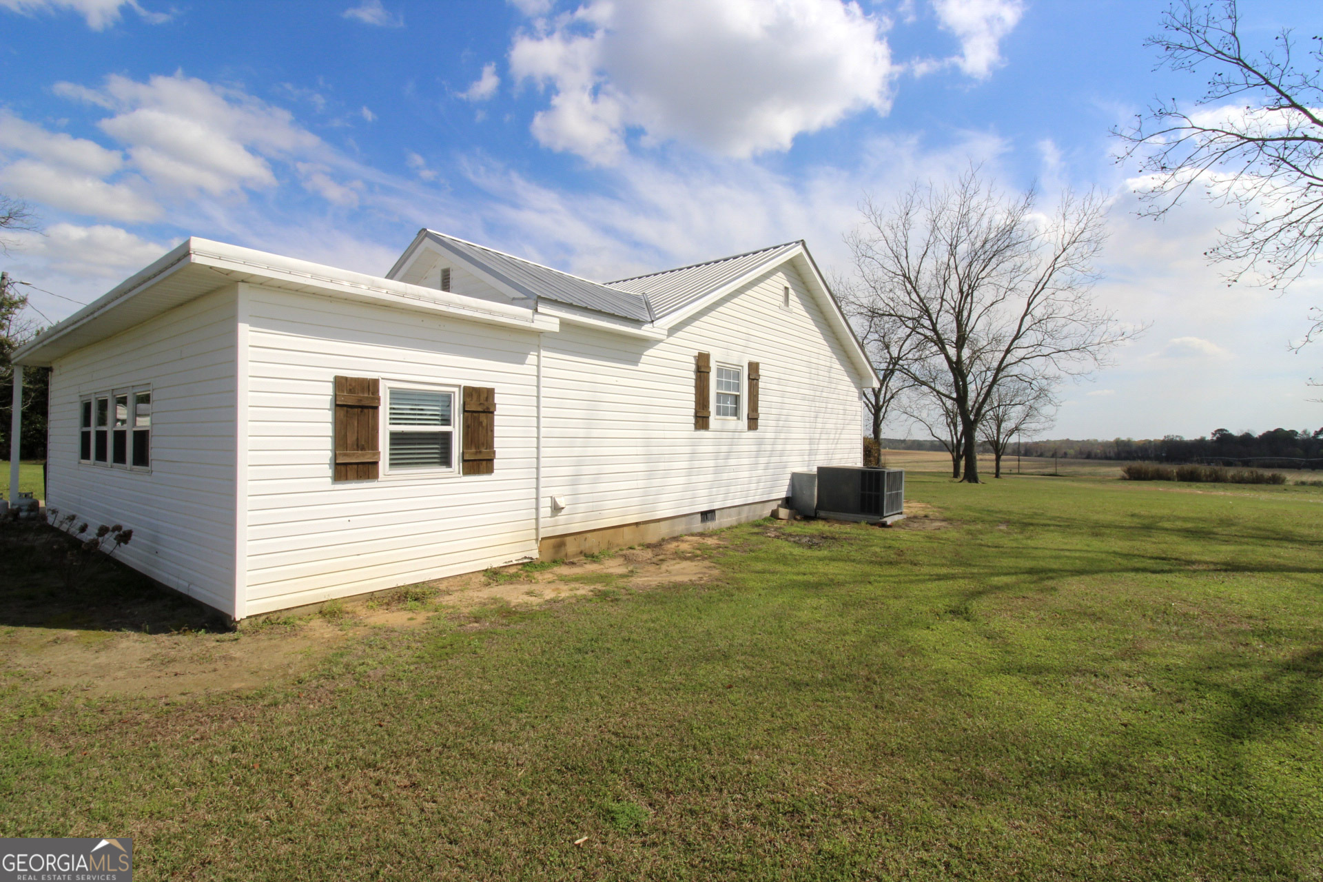 427 Pulaski High School Road Hawkinsville, GA 31036 - Photo 4 of 29 a bathroom with a sink and a yard