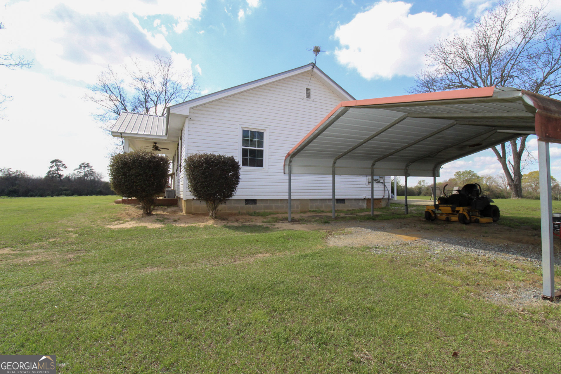 427 Pulaski High School Road Hawkinsville, GA 31036 - Photo 6 of 29 a view of a backyard with table and chairs under an umbrella