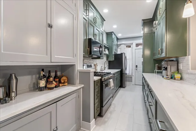 $515,000 | 2929 North Pine Grove Avenue, Unit 1, Chicago, IL 60657