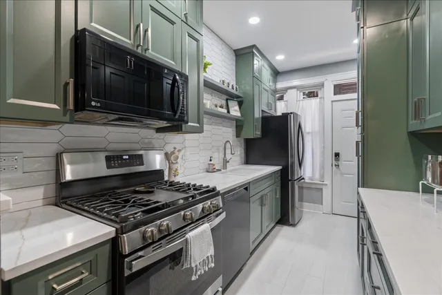 $515,000 | 2929 North Pine Grove Avenue, Unit 1, Chicago, IL 60657