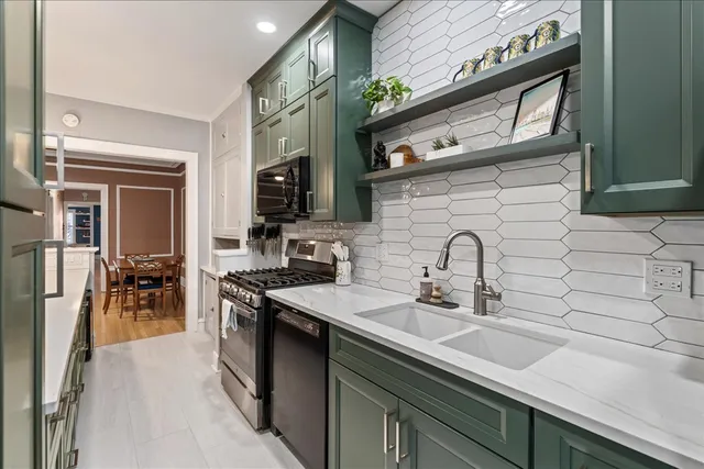 $515,000 | 2929 North Pine Grove Avenue, Unit 1, Chicago, IL 60657