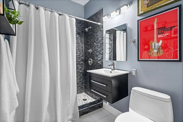 $515,000 | 2929 North Pine Grove Avenue, Unit 1, Chicago, IL 60657