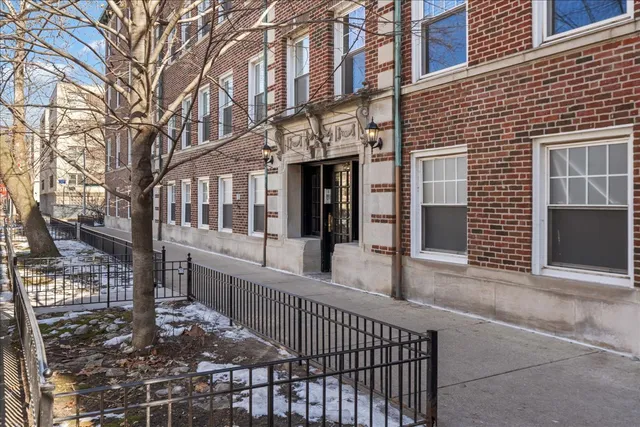 $515,000 | 2929 North Pine Grove Avenue, Unit 1, Chicago, IL 60657