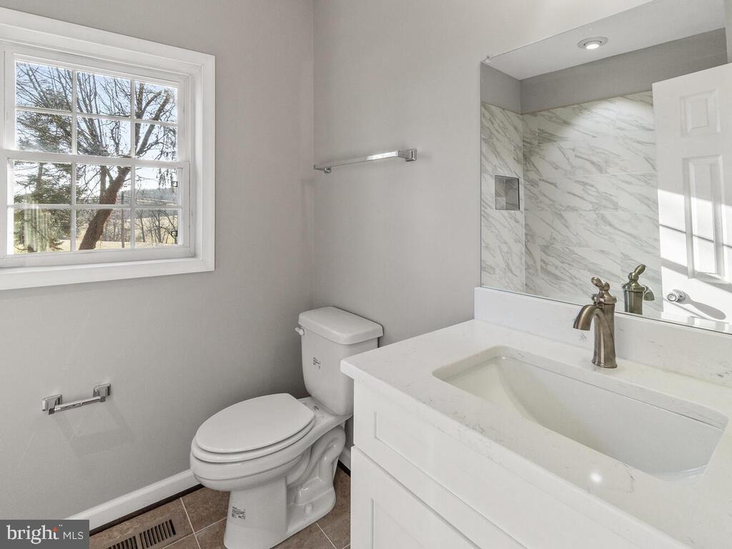 10708 Old Annapolis Road Frederick, MD 21701 - Photo 18 of 28 Full Hall Bathroom