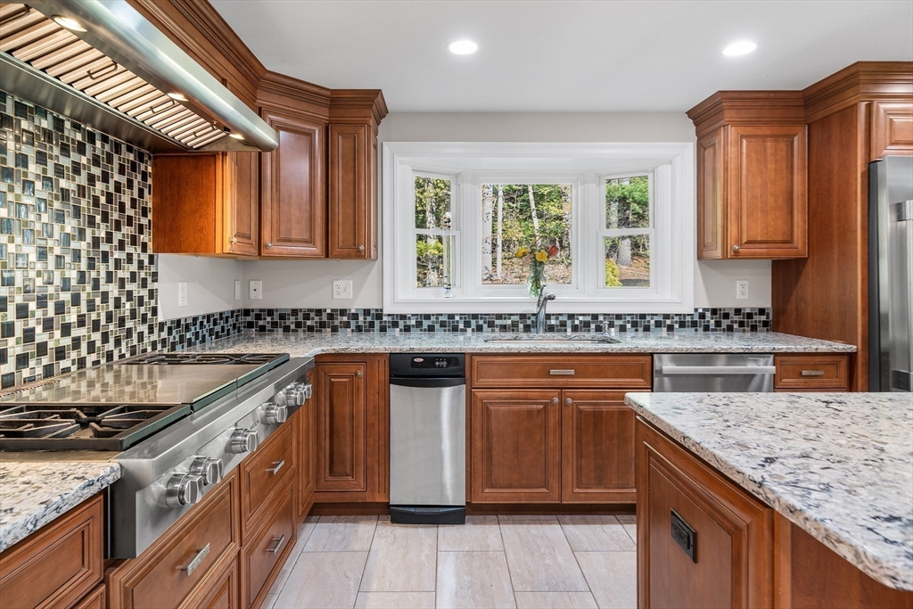 29 Pilgrim Way Walpole, MA 02032 - Photo 9 of 42