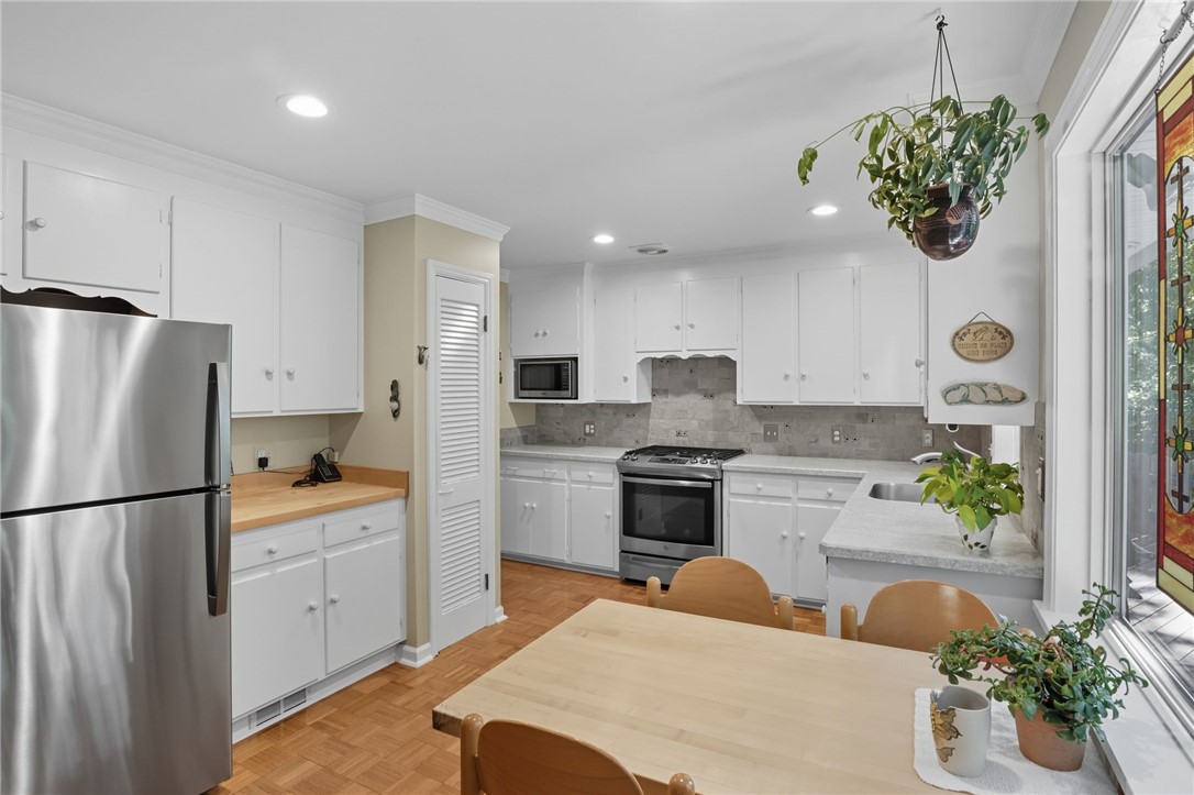 41 Burrows Hills Drive Rochester, NY 14625 - Photo 10 of 44