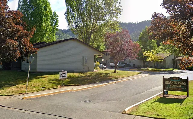 $808 | 1465 Northeast 10th Street, Grants Pass, OR 97526