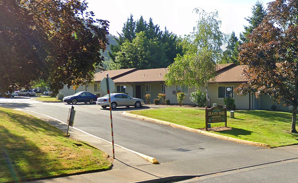 1465 Northeast 10th Street Grants Pass, OR 97526 - Photo 3 of 7