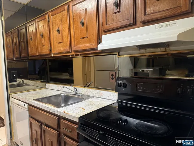 $285,000 | 555 Gorge Road, Unit 2E, Cliffside Park, NJ 07010