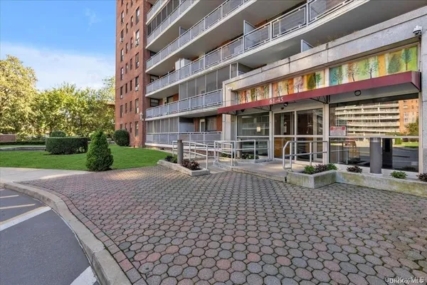 $2,500 | 61-45 98th Street, Unit 10L | Rego Park