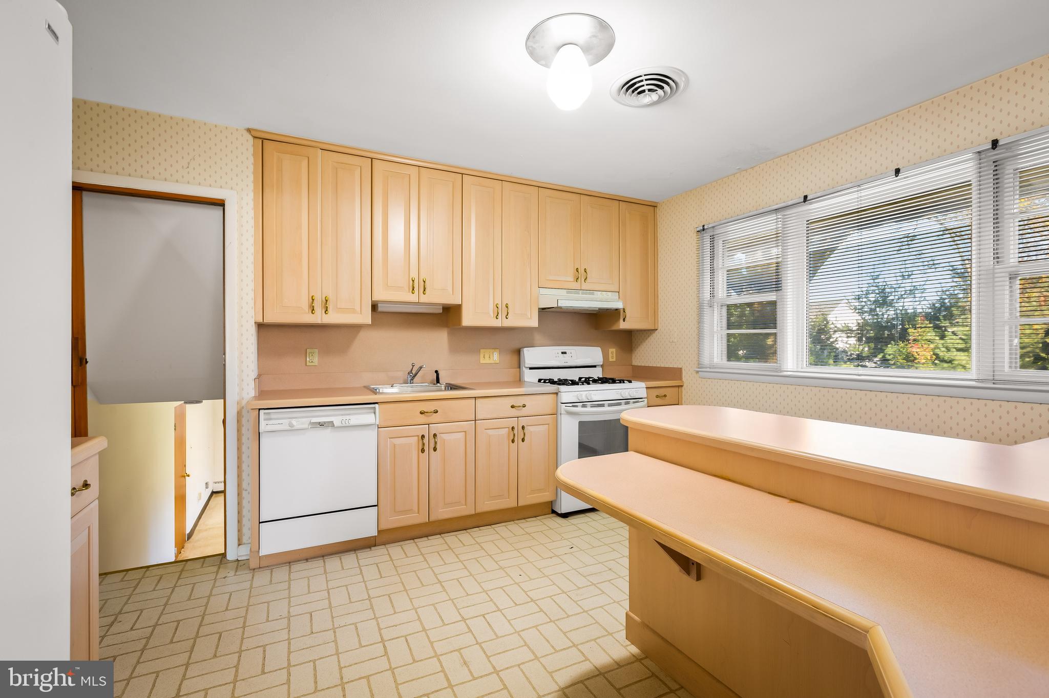 6515 Edenvale Road Baltimore, MD 21209 - Photo 9 of 42
