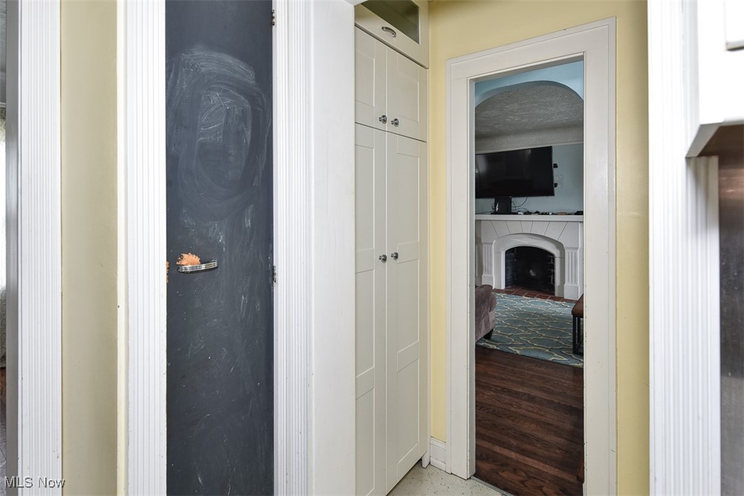 999 Pennfield Road Cleveland, OH 44121 - Photo 15 of 42 View of hall