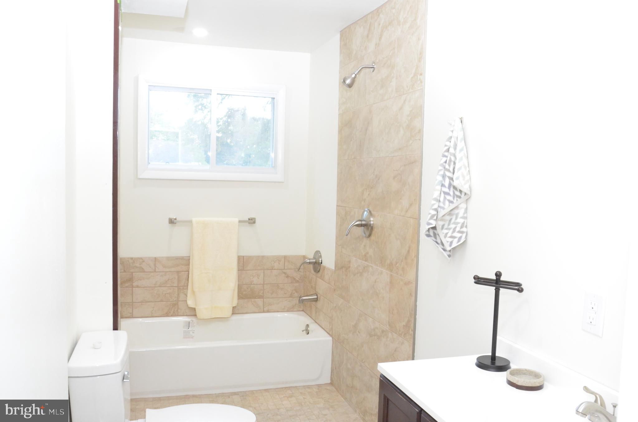 6620 Conway Road Harrisburg, PA 17111 - Photo 8 of 29 Main bath with water area