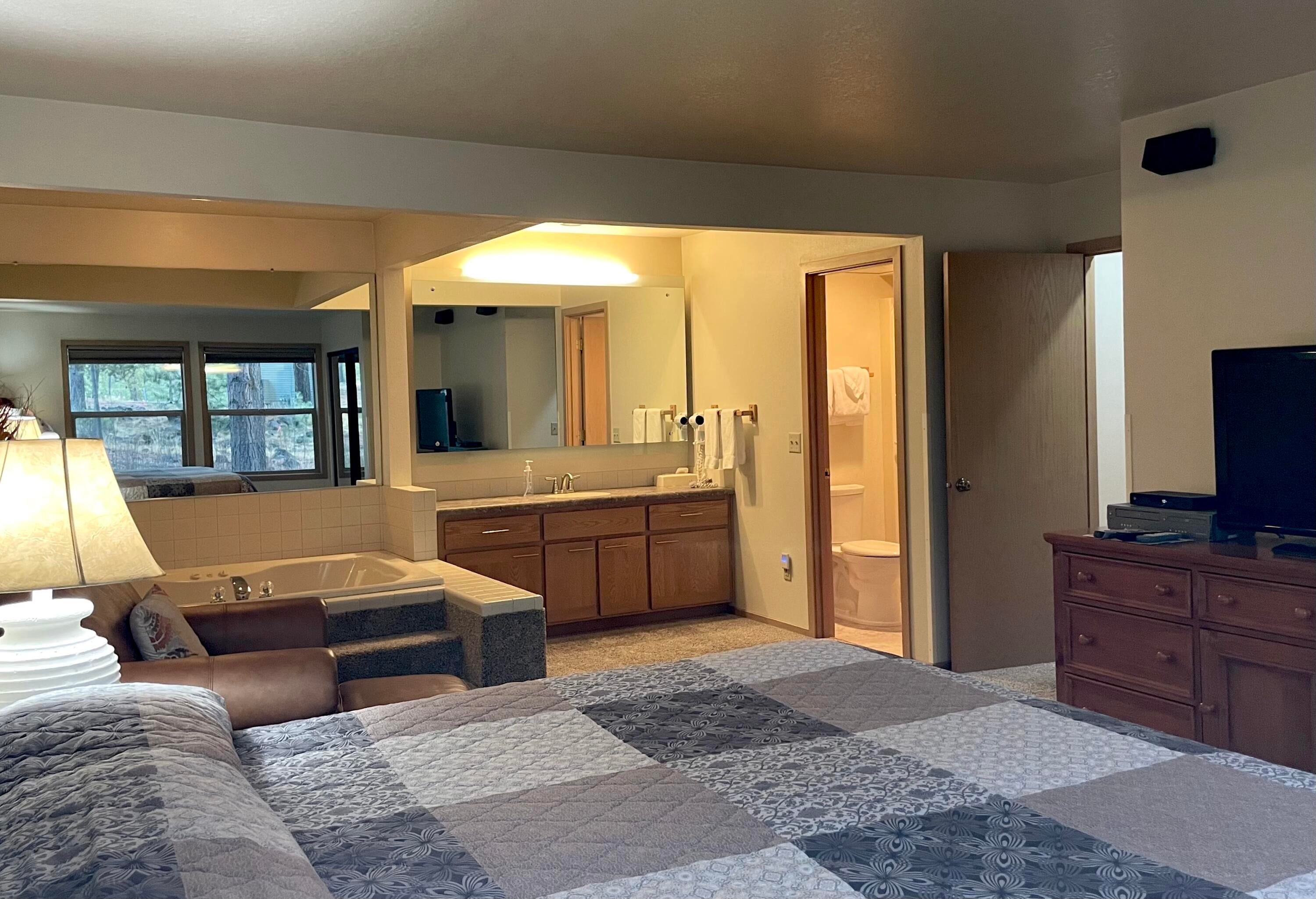 57351 Beaver Ridge Loop, Unit 19B1 Sunriver, OR 97707 - Photo 20 of 30 20-Primary Bedroom-Jettub-Vanity-Bathroo