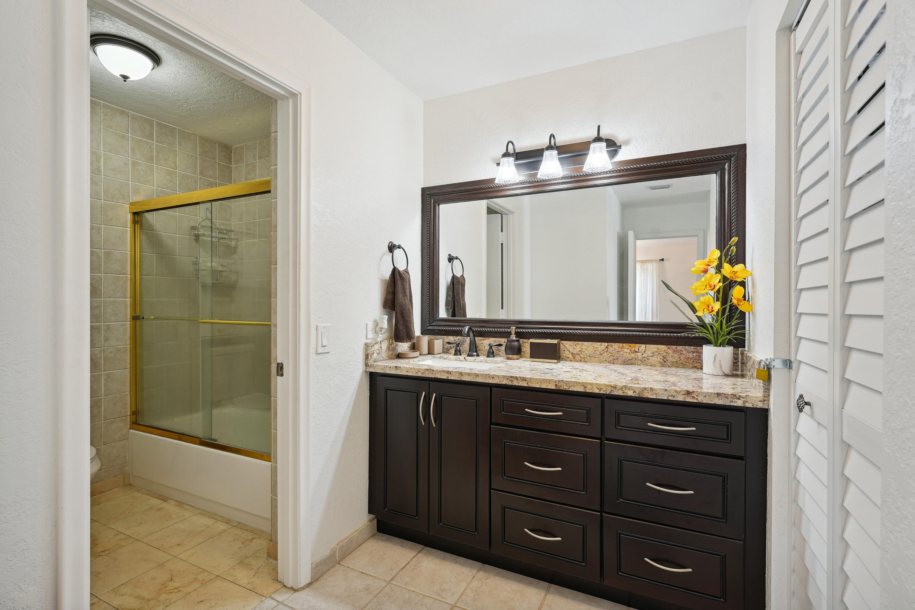 21650 Juego Circle, Unit 24B Boca Raton, FL 33433 - Photo 20 of 21 Master Bathroom
