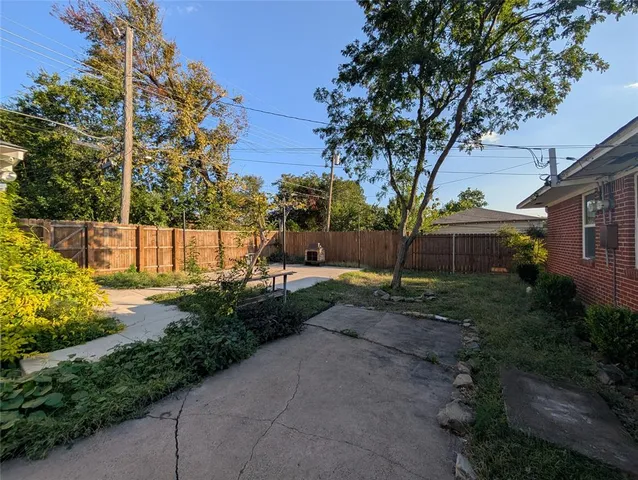 a view of a back yard
