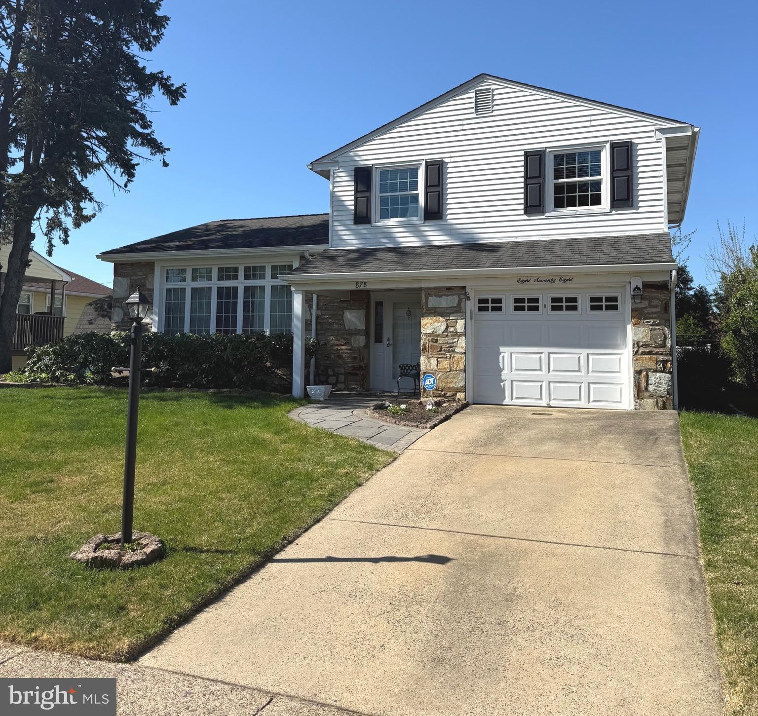 878 Morefield Road Philadelphia, PA 19115 - Photo 4 of 31