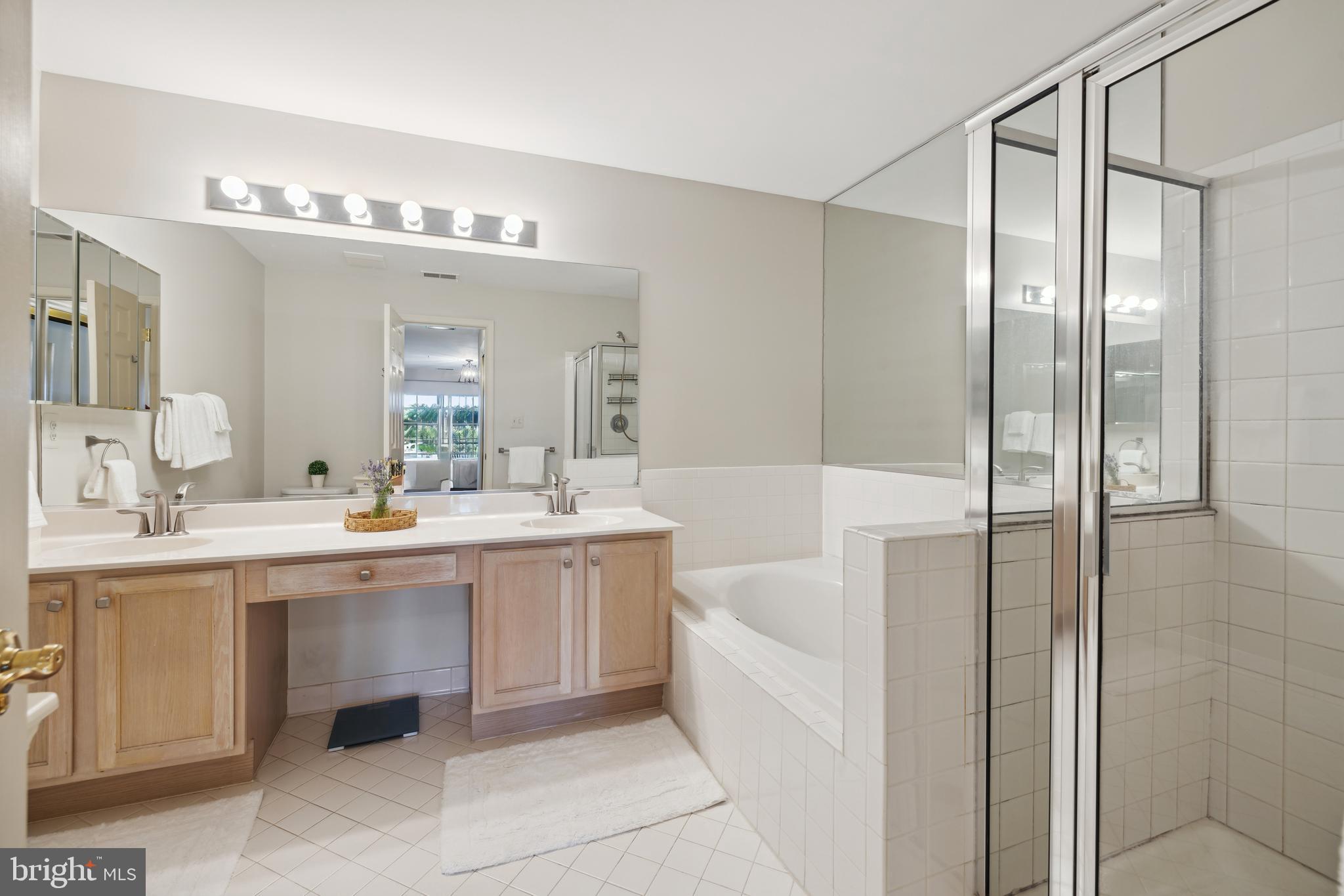 214 Ridgepoint Place, Unit 21424 Gaithersburg, MD 20878 - Photo 13 of 44 Primary Bath