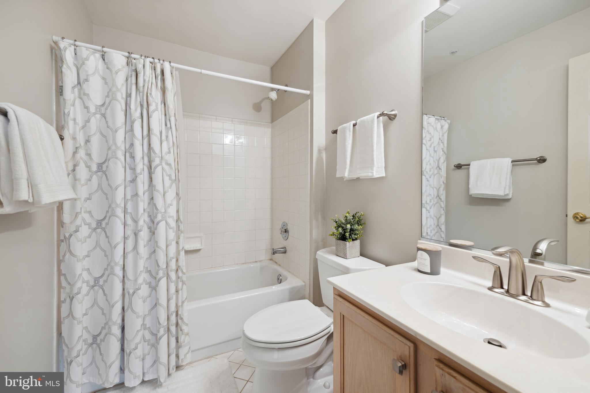 214 Ridgepoint Place, Unit 21424 Gaithersburg, MD 20878 - Photo 17 of 44 Hall Full Bath