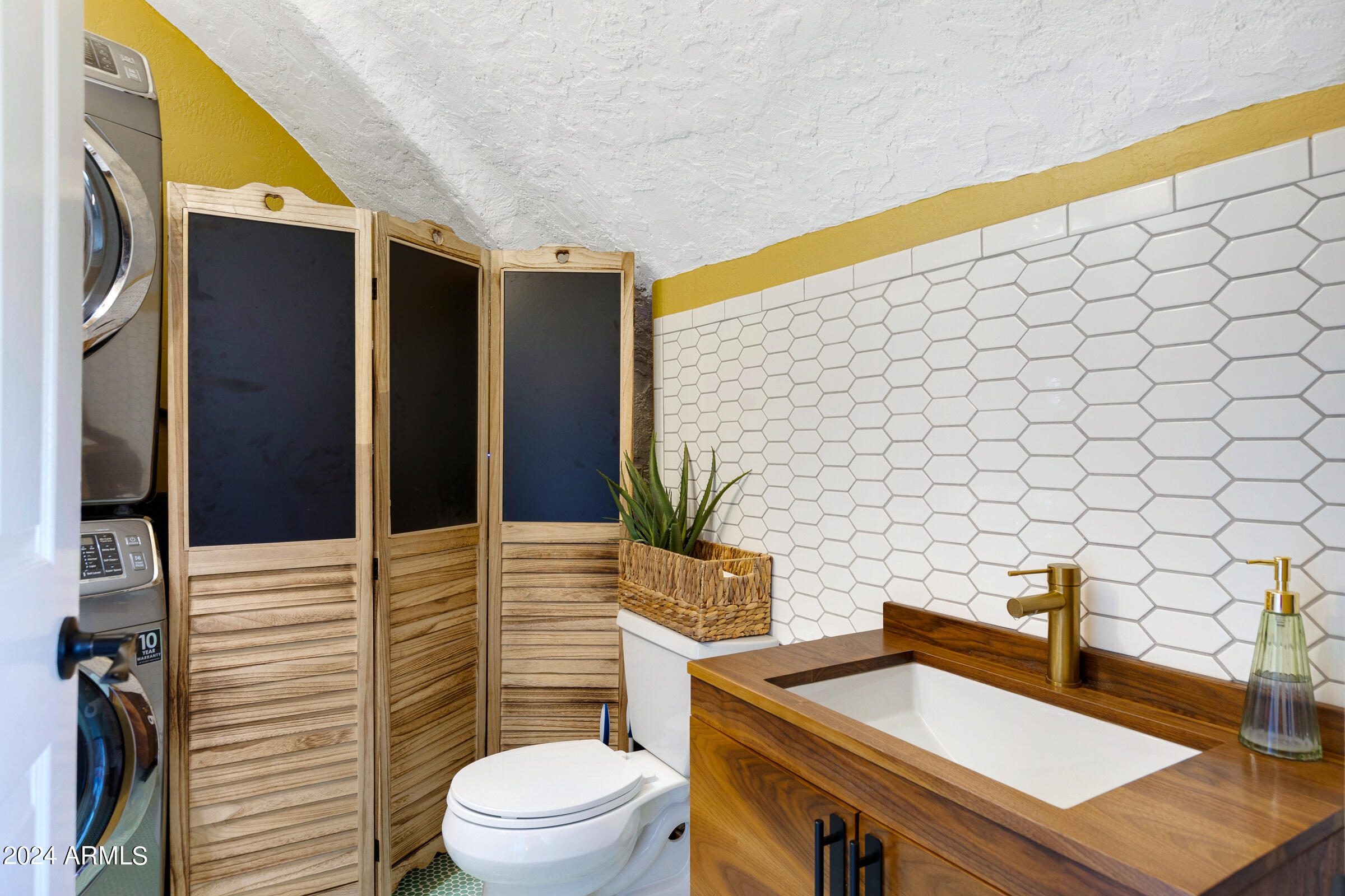625 South Arroya Road Apache Junction, AZ 85119 - Photo 15 of 48 a bathroom with a sink and a toilet