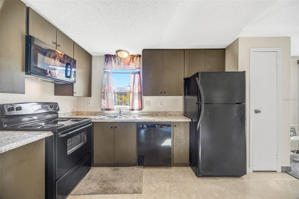 15615 Willowdale Road Tampa, FL 33625 - Photo 18 of 39 a kitchen with stainless steel appliances granite countertop a refrigerator stove and sink