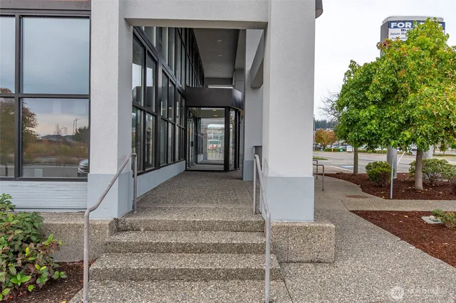 $9,500 | 275 Southeast Pioneer Way, Unit 100, Oak Harbor, WA 98277