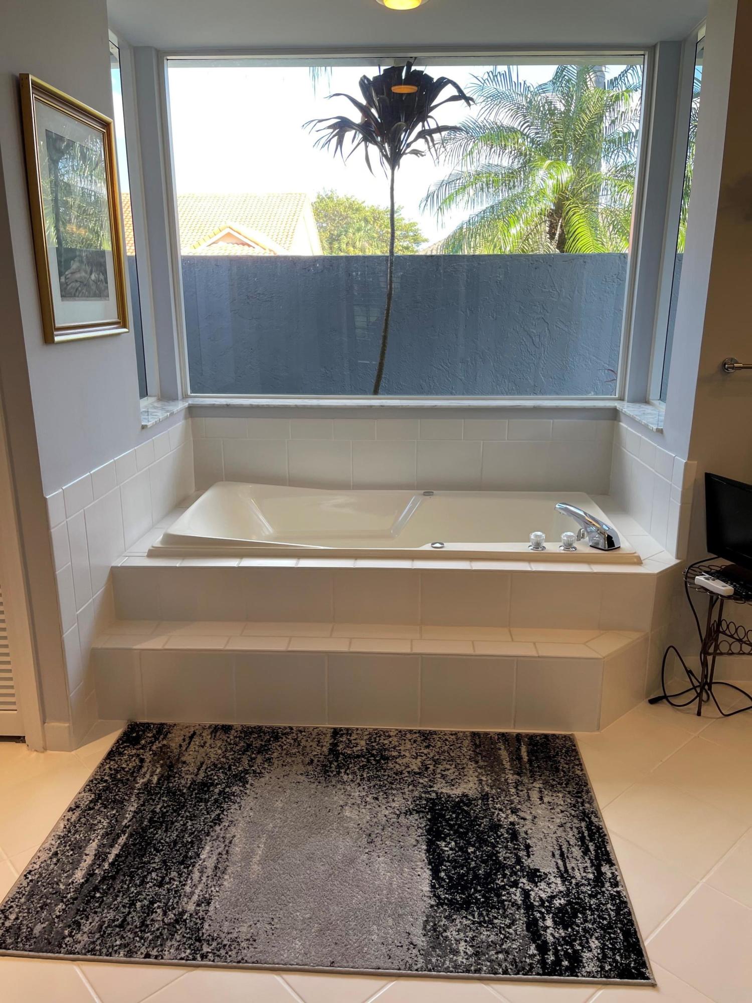 17581 Charnwood Drive Boca Raton, FL 33498 - Photo 21 of 40 Master tub