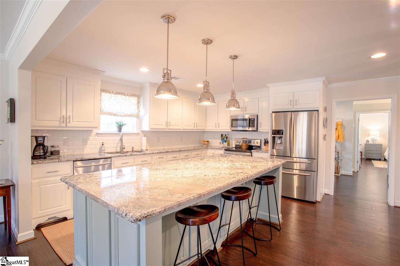 611 Parkins Mill Road Greenville, SC 29607 - Photo 7 of 32
