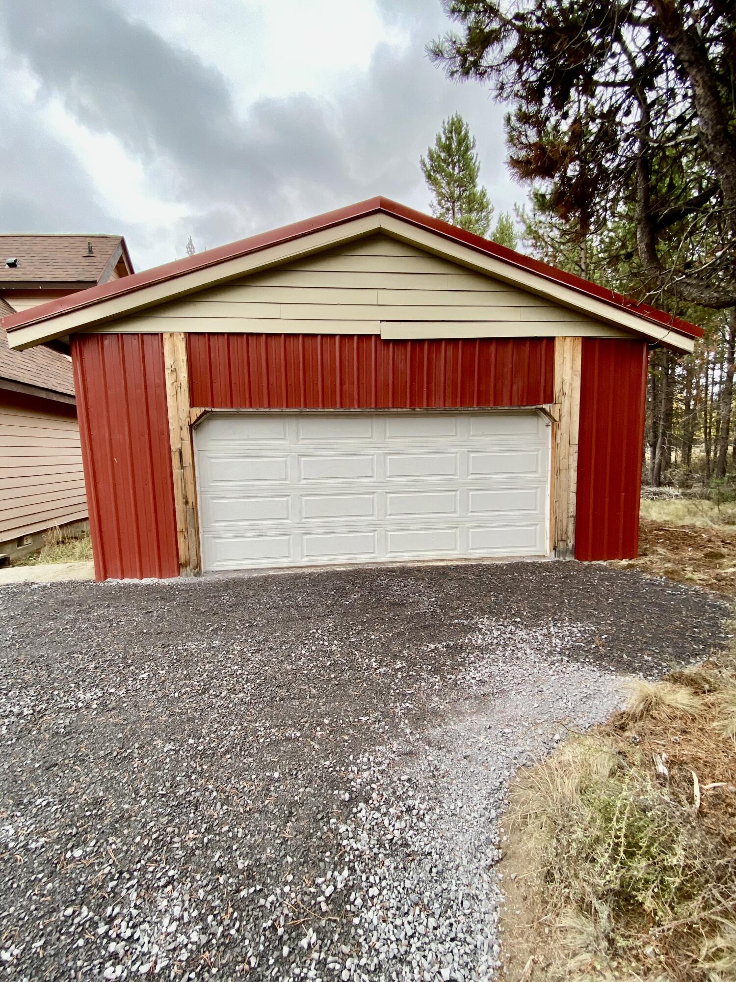 54896 Huntington Road Bend, OR 97707 - Photo 3 of 67 576sqft Pole Shop