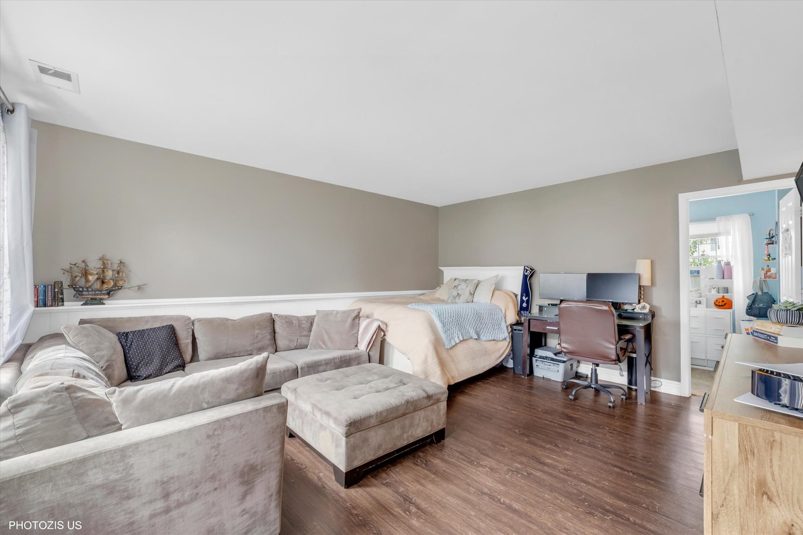 1352 West Oakmont Road Hoffman Estates, IL 60169 - Photo 34 of 42 a living room with furniture and wooden floor