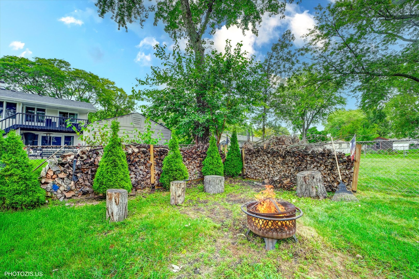 1352 West Oakmont Road Hoffman Estates, IL 60169 - Photo 39 of 42 a backyard of a house with a fountain and a fountain