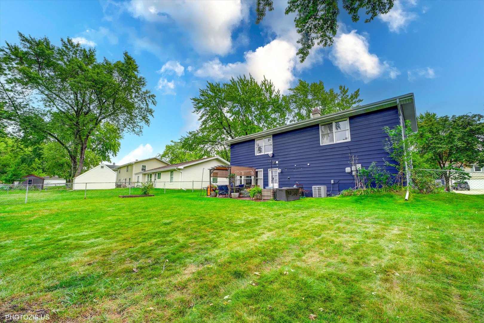 1352 West Oakmont Road Hoffman Estates, IL 60169 - Photo 5 of 42 a house with a tree in front of it