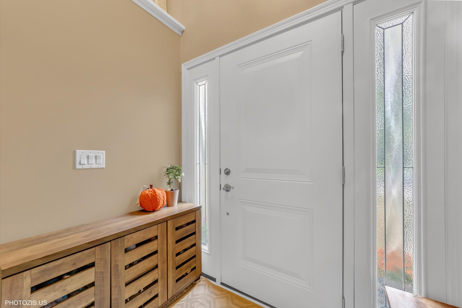 1352 West Oakmont Road Hoffman Estates, IL 60169 - Photo 10 of 42 a view of a hallway