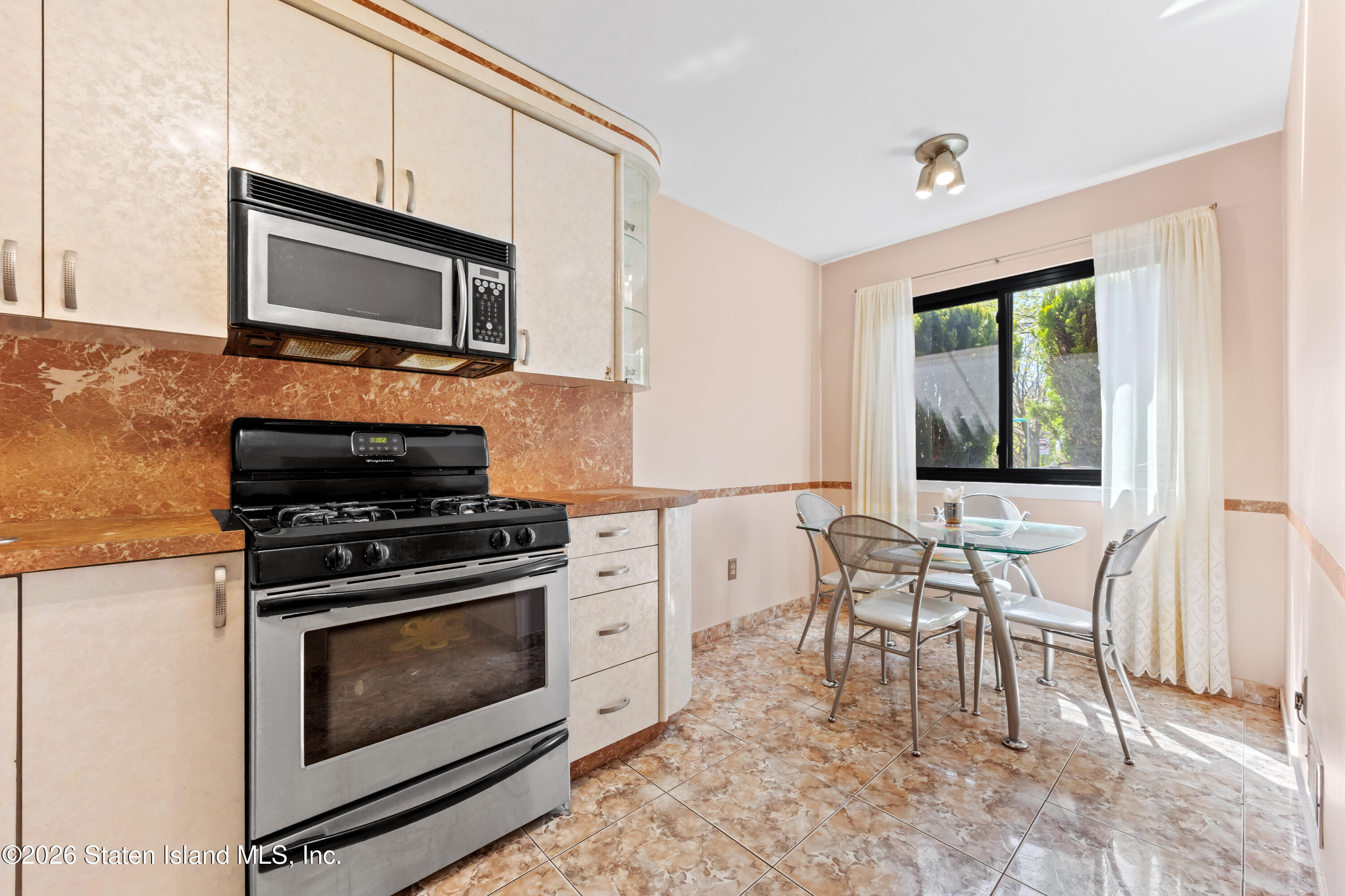 979 West Fingerboard Road Staten Island, NY 10304 - Photo 12 of 31 12