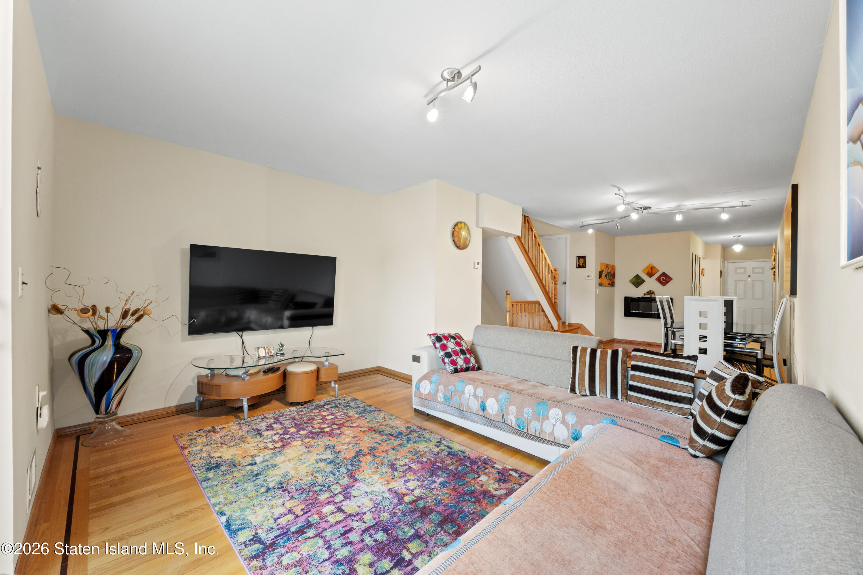979 West Fingerboard Road Staten Island, NY 10304 - Photo 5 of 31 5