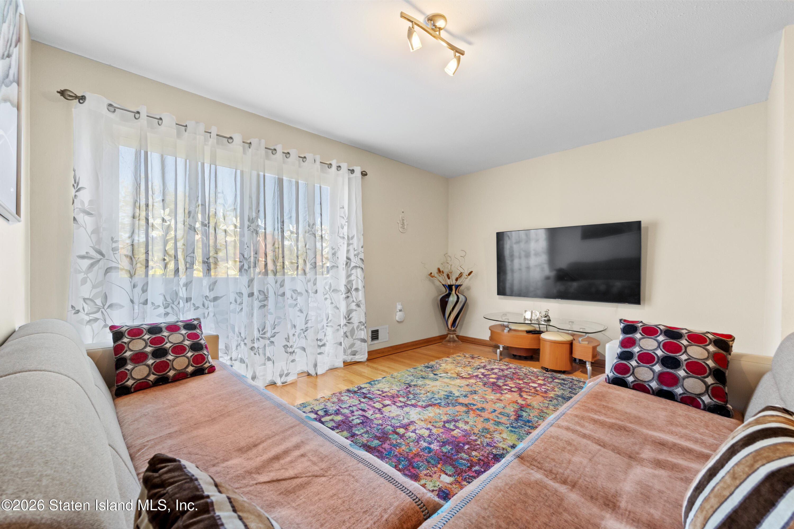 979 West Fingerboard Road Staten Island, NY 10304 - Photo 6 of 31 6