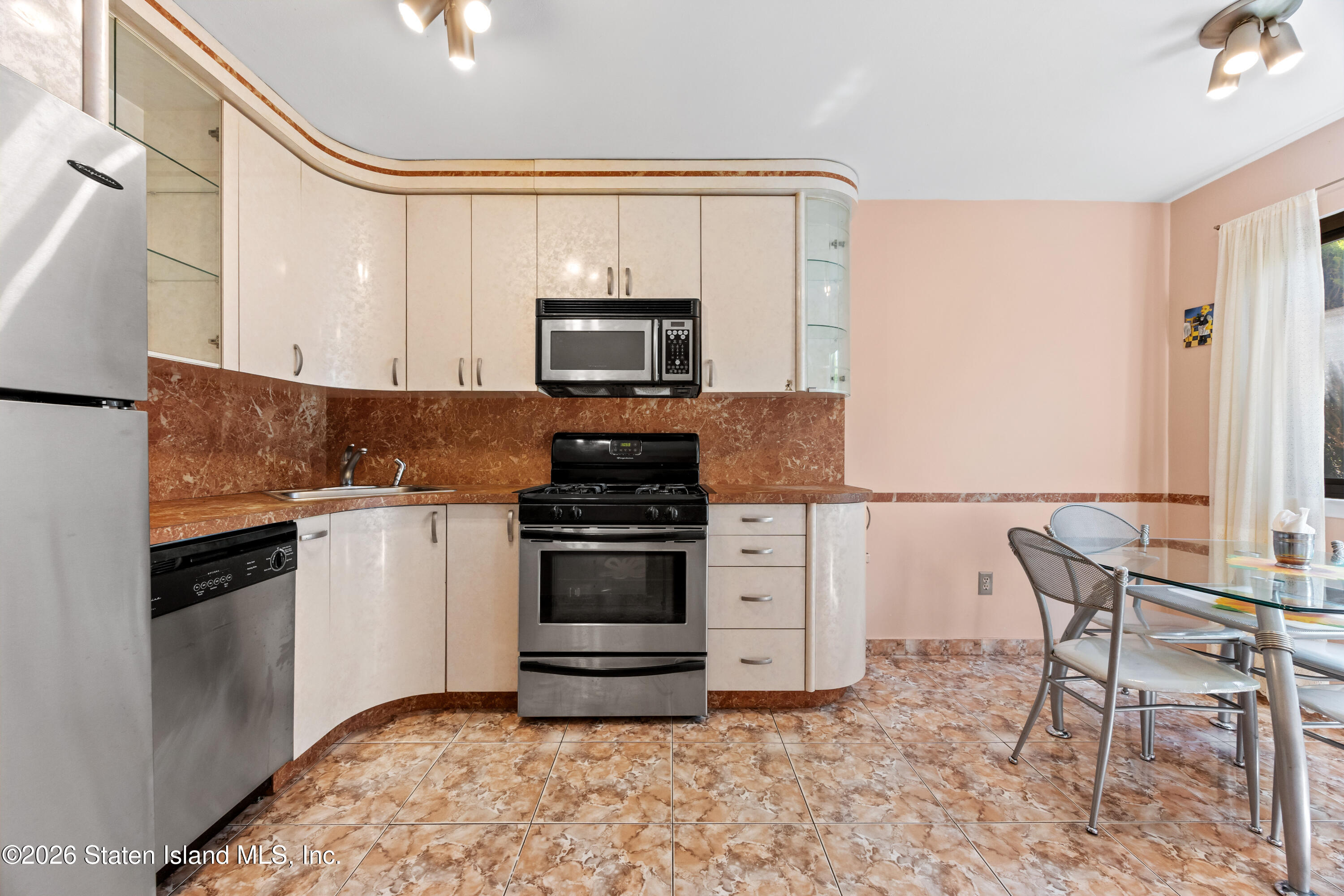 979 West Fingerboard Road Staten Island, NY 10304 - Photo 8 of 31 8