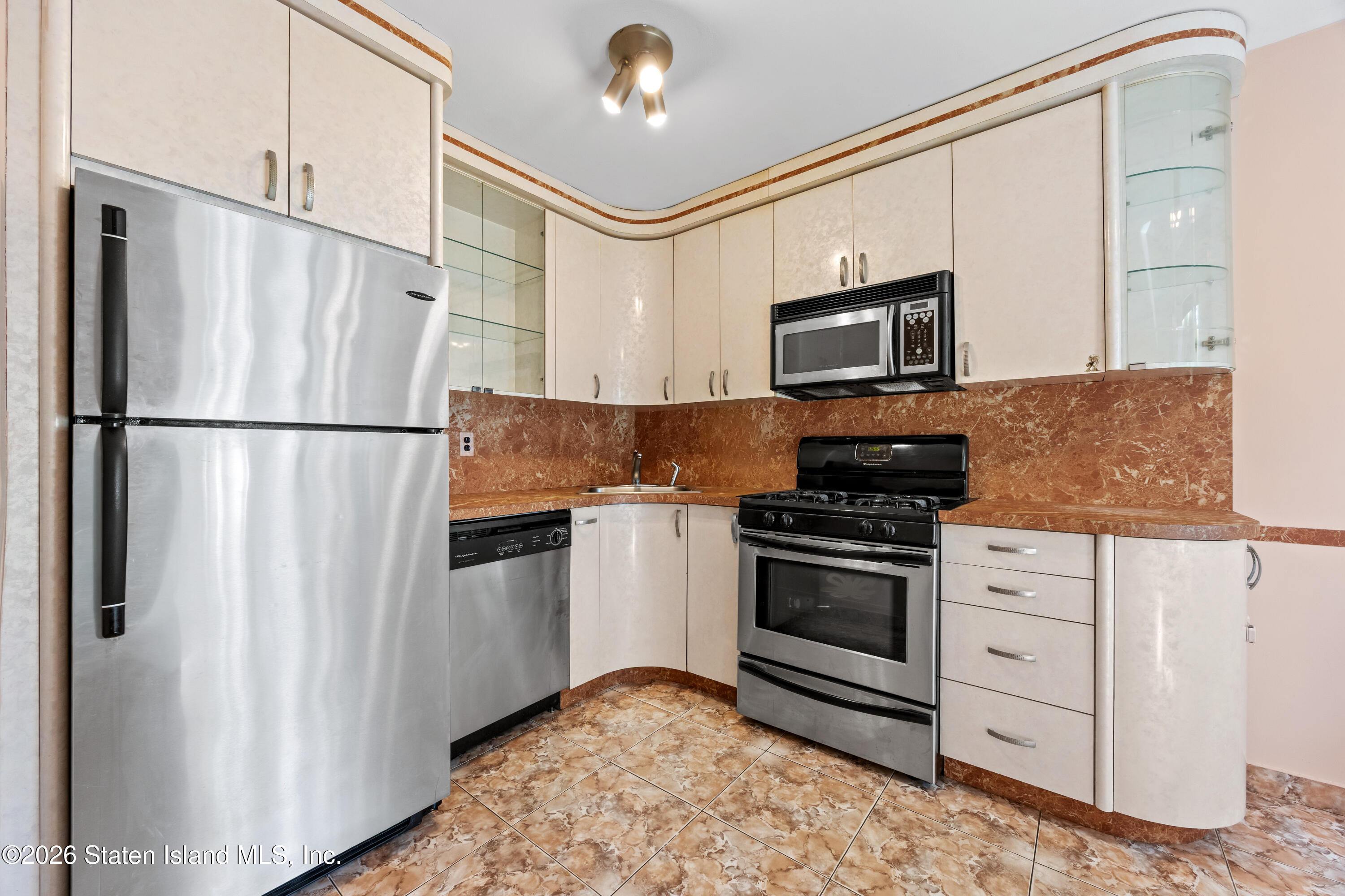 979 West Fingerboard Road Staten Island, NY 10304 - Photo 9 of 31 9