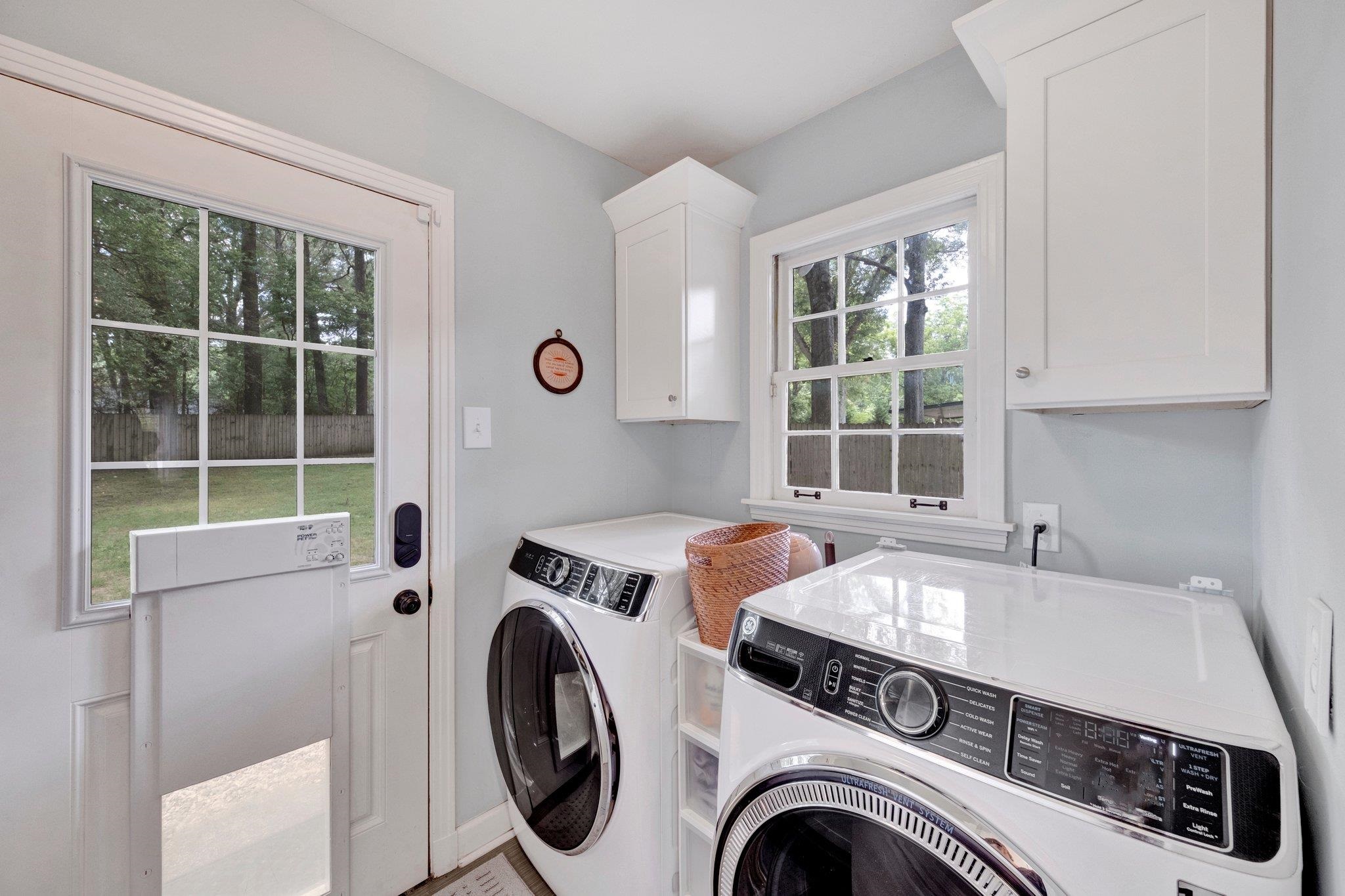 5543 Walnut Grove Road Memphis, TN 38120 - Photo 16 of 25 a utility room with dryer and washer