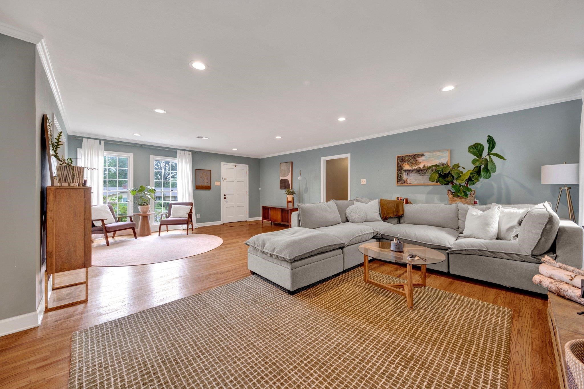 5543 Walnut Grove Road Memphis, TN 38120 - Photo 3 of 25 a living room with furniture and a wooden floor