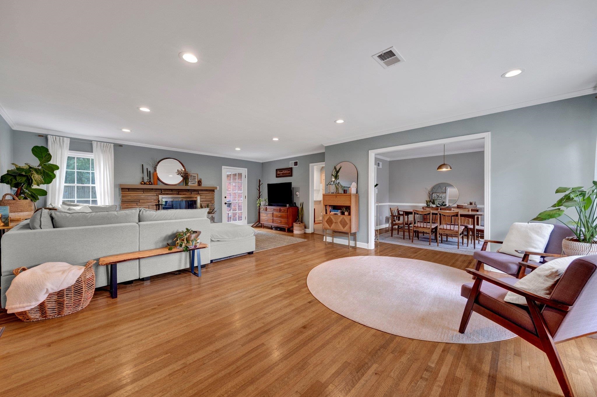5543 Walnut Grove Road Memphis, TN 38120 - Photo 6 of 25 a living room with furniture and a wooden floor