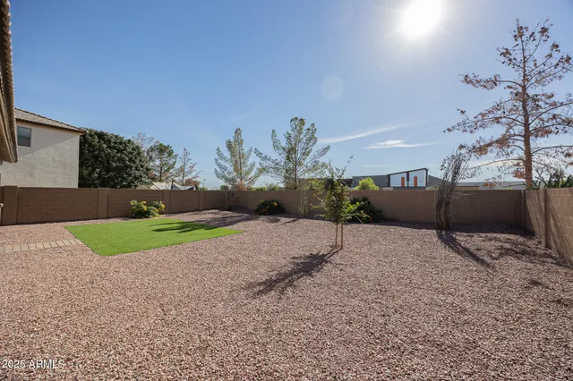 a view of a backyard