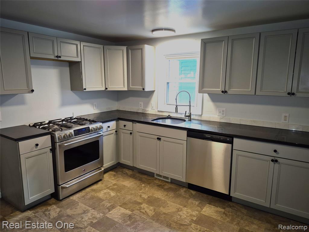 51 Elizabeth Street River Rouge, MI 48218 - Photo 11 of 33